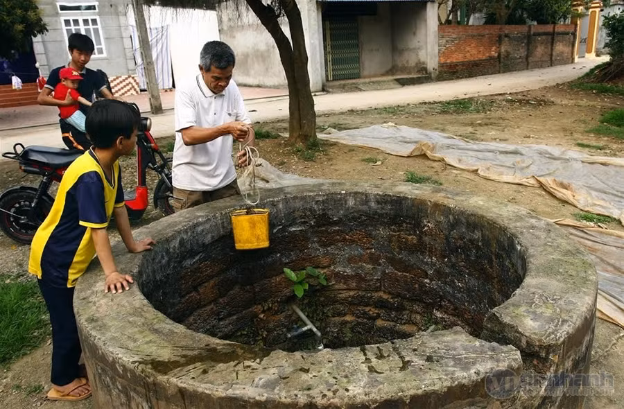 Thôn Lũng Vị, xã Đông Phương Yên, huyện Chương Mỹ, Hà Nội có 1.800 người thì đến gần nửa dân số phải dùng chung 1 giếng nước độ sâu chưa tới 10 mét, với thứ nước vàng sậm nổi đầy váng.