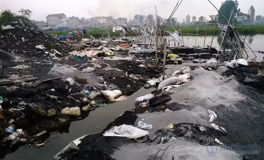 Các bãi thải bao quanh khu dân cư, khiến môi trường tại đây ô nhiễm trầm trọng.