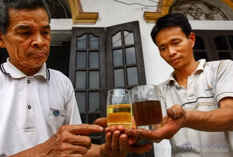 Chỉ với bài xét nghiệm dân gian cũng cho thấy nguồn nước sinh hoạt ở đây ô nhiễm thế nào. Nước từ giếng khơi đun lên không qua xử lý đem pha chè xanh, nước chè có màu đỏ tím chứ không phải màu vàng chanh vốn có.