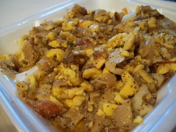 Jamaica - Ackee Người Jamaica thường dùng bữa sáng với một đĩa trái cây ackee và cá trắng. Sẽ chẳng có gì đắng nói nếu như ackee không phải là một loại quả có nhiều độc tố. Nếu không được lựa chọn cẩn thận, bất cứ ai cũng có thể bị ngộ độc sau khi thưởng thức bữa sáng của người Jamaica.