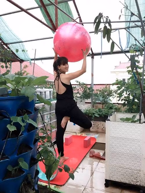 Chia sẻ lý do trồng rau sạch trên sân thượng, chị Lưu Thu Hương (30 tuổi- Hà Nội) cho biết: “Trước tình trạng rau quả không an toàn, thực phẩm gây ung thư ngày càng nhiều khiến mình rất lo lắng tới sức khỏe của cả nhà. Vì vậy, mình đã quyết định tự trồng rau sạch”.