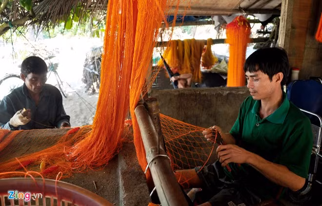 Nhớ biển, ngoài giờ đưa khách tham quan quanh đảo Bé, chàng trai này còn giúp người dân địa phương đan lưới đánh bắt thủy sản trên biển. Bà Nguyễn Thị Tề (mẹ của Huệ) cho hay, ông bà có 10 người con. Do hoàn cảnh kinh tế gia đình nghèo khó, các con lần lượt rời đảo đi làm ăn xa. Cậu con trai út Bùi Huệ tật nguyền ở lại quê nhà sống với cha mẹ già.