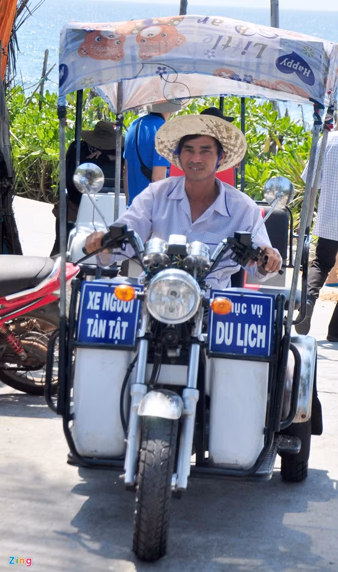 Không cam chịu đầu hàng số phận, anh ngư dân này tận dụng chiếc xe tuk tuk do nhà hảo tâm giúp đỡ phục vụ chở du khách tham quan quanh đảo Bé, huyện đảo Lý Sơn. "Phận làm con, sao nỡ để cha mẹ buồn lo vì bản thân. Gần đây, nhiều người đến tham quan du lịch. Tôi muốn làm gì đó giới thiệu với du khách về xứ đảo quê mình, vừa cải thiện thu nhập phụ giúp cha mẹ già", anh Huệ thổ lộ.