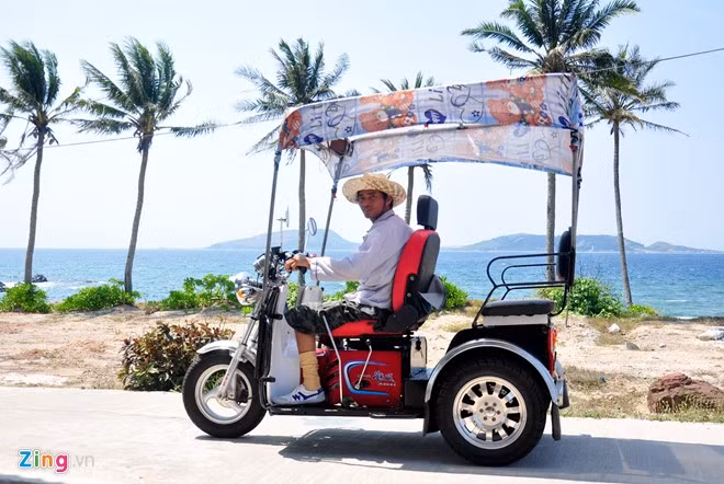 Xúc động trước nghị lực phi thường của chàng trai trẻ không may gặp nạn trên biển bị liệt hai chân, một doanh nghiệp ở TP HCM đã tặng anh Huệ chiếc xe tuk tuk chuyên dành cho người khuyết tật.
