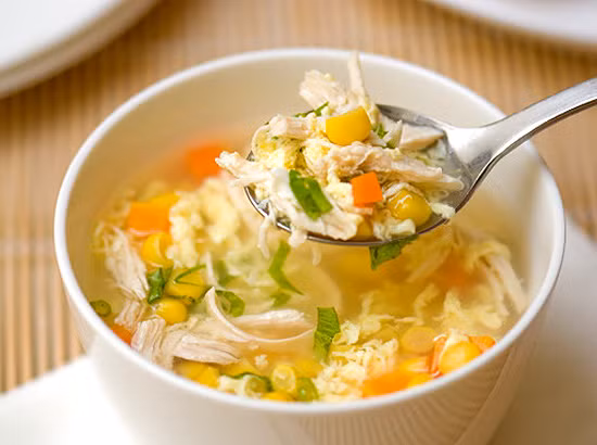 Súp gà: Một món canh bổ dưỡng và ấm sẽ là phương thuốc hữu hiệu cho bệnh viêm họng của bạn.