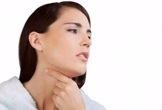  Sau đó ngậm và nuốt 1 muỗng cà phê mật ong mỗi vài giờ cho đến khi triệu chứng thuyên giảm.