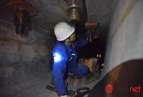 "Ngay từ khi ép trụ cầu, đơn vị thi công đã gặp rất nhiều khó khăn do vừa phải ép chắc trụ cầu mà lại không làm ảnh hưởng đến cảnh quan cũng như môi trường sinh thái của hồ Hoàng Cầu" - ông Lê Văn, Phó TGĐ Dự án đường sắt trên cao cho biết.