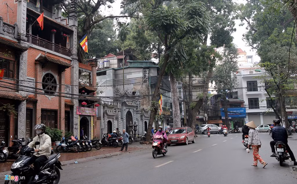 Cổng chùa Đức Viên trên phố Trần Xuân Soạn trước đây bị nhiều hàng ăn, quán nước lấn chiếm.
