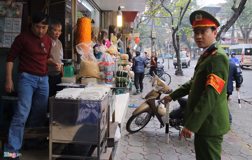 Các tổ công tác được chia làm nhiều ca, làm việc từ 6h30-22h hàng ngày. Họ thường tuần tra bằng xe đạp và ôtô để nhắc nhở các tiểu thương chấp hành. Sáng 12/3 (tức 15 tháng 2 Âm lịch), một số hàng kinh doanh tranh thủ kê bàn ra lấn chiếm một phần nhỏ vỉa hè cũng bị lực lượng chức năng nhắc nhở kéo lùi vào trong.