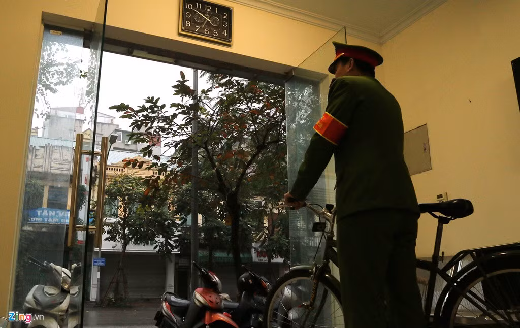 Từ 10/3, thiếu tá Khánh trực tiếp chỉ huy cán bộ chiến sĩ công an phường ra quân giành lại vỉa hè tại điểm nóng này. Do chợ họp sớm nên tổ cảnh sát trật tự cũng được yêu cầu ra đường cắm chốt, tuần tra sớm để nhắc nhở tiểu thương không lấn chiếm (ảnh chụp sáng 12/3).