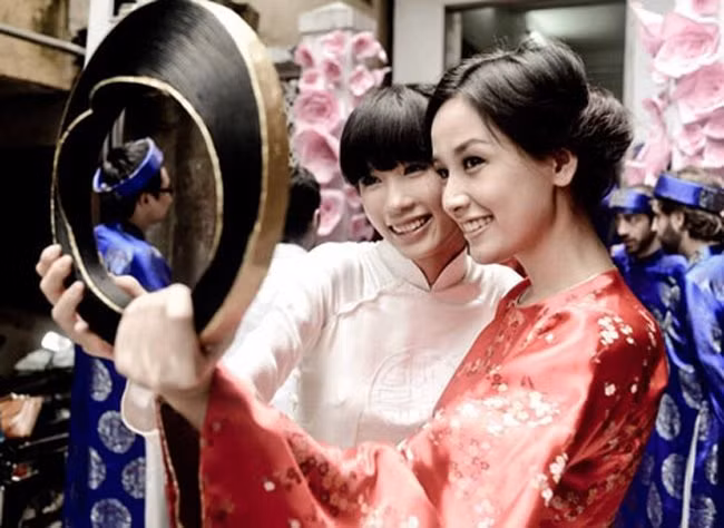Năm 2012, hoa hậu Mai Phương Thúy nhí nhảnh làm phù dâu cho bạn thân là siêu mẫu Hà Đăng.