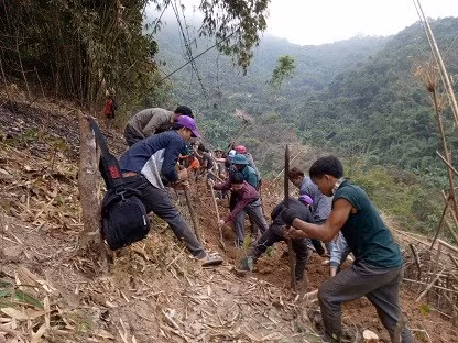 Cách trung tâm xã Hữu Khuông gần 8km đường rừng, bản Huồi Pủng còn biệt lập trong rừng thẳm. Ngoài việc huy động toàn bộ lực lượng thanh niên cùng người dân tại địa phương thì UBND huyện Tương Dương còn hỗ trợ máy đào, máy xúc, máy ủi để đảm nhận các tuyến xung yếu và khó khăn nhất. Với quyết tâm làm xong tuyến đường huyết mạch sớm nhất có thể, hơn 500 người dân đã phải dựng lán, ngủ rừng để bám trụ từng khúc núi, sớm hoàn thành con đường “huyết mạch” này.