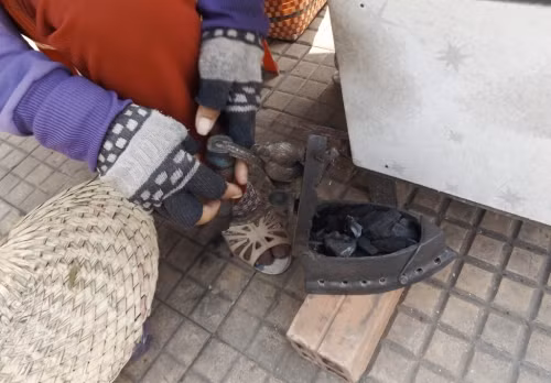 Bà Loan cho biết, nghề này học lại từ người chồng của bà hơn chục năm trước. Do cuộc sống khó khăn, từ khi bà thành thạo nghề cũng là lúc chồng bà chuyển sang cắt chìa khóa và mở tiệm ở gần đó.