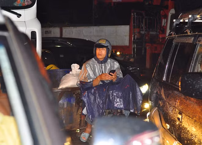 Mưa ngập khiến giao thông qua đường Võ Nguyên Giáp, quốc lộ 51 và Bùi Văn Hòa tê liệt suốt 2 giờ.