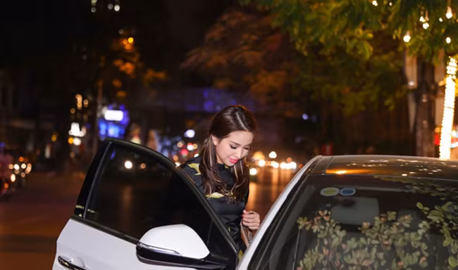 Chăm chỉ hoạt động nghệ thuật cũng như duyên kinh doanh giúp Vân Hugo có thể lo cho con trai một cuộc sống tốt nhất.