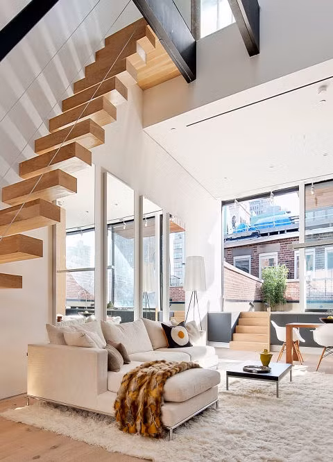 Nội thất có màu sắc trung tính, đặt gương phía sau ghế sofa và tấm thảm lớn có thể khiến căn phòng trở nên rộng, sang và hào nhoáng hơn rất nhiều.