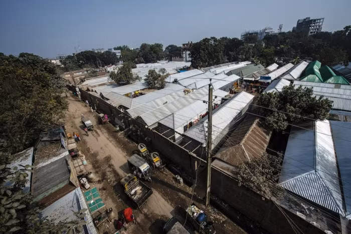 Mặc dù ở Bangladesh, mại dâm là hợp pháp, nhưng những cô gái hành nghề này vẫn bị kỳ thị khi họ ra ngoài đường. Một số gái mại dâm đã làm việc để nuôi sống gia đình mà không dám về thăm nhà trong nhiều năm.