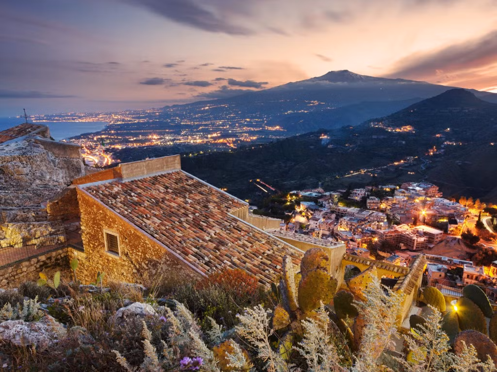 Những vùng đất ven biển ở Italy đều có nét lãng mạn, nhưng Taormina, một thị trấn nằm trên đảo Sicily lại có nét đẹp khó diễn đạt bằng lời. Taormina có nhiều ngôi nhà cổ, tàn tích xưa và những con phố nhiều quán cà phê dọc hai bên đường.