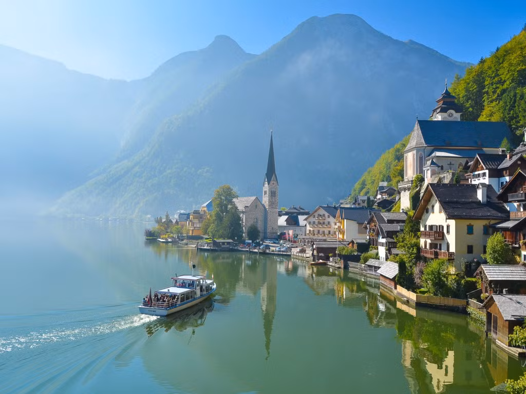 Hallstätt, nằm ở bang Oberösterreich, Áo, cách Salzburg một giờ lái xe. Du khách sẽ cảm nhận được rõ nét nhất vẻ đẹp của Hallstätt khi đi thuyền hoặc phà qua mặt hồ trong xanh, phẳng lặng với làn sương mờ ảo giăng từ dãy núi Dachstein. Hallstätt cũng có những nhà thờ cổ từ thế kỷ 12, những nhà hàng ấm cúng với ánh nến lãng mạn.