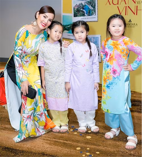 Xon xao A hau Phuong Le be nuoc rua chan cho chong-Hinh-2