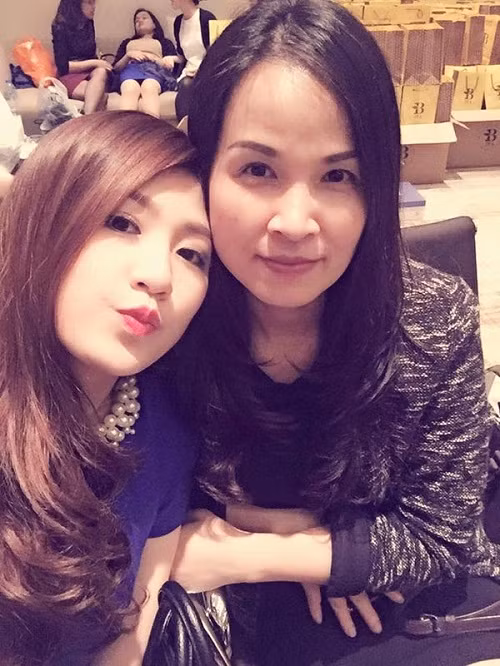 Dù bước qua tuổi 40, nhưng mẹ Tú Anh vẫn gìn giữ vóc dáng thon gọn và ưa thích gu thời trang trẻ trung, nhẹ nhàng.