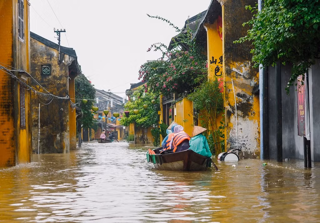 Đường Hoàng Văn Thụ ngày thường vốn là nơi đông đúc khách du lịch đi dạo ngắm phố cổ, nay mênh mông nước lụt.