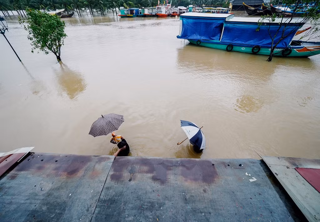 Những chỗ nông, họ có thể lội bộ đi lại.