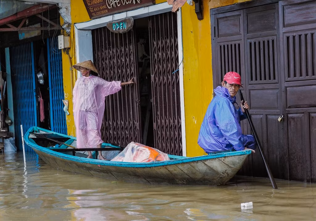 Nhân dịp này, nhiều người lao động chuyển sang chèo thuyền giúp người dân và du khách đi lại.