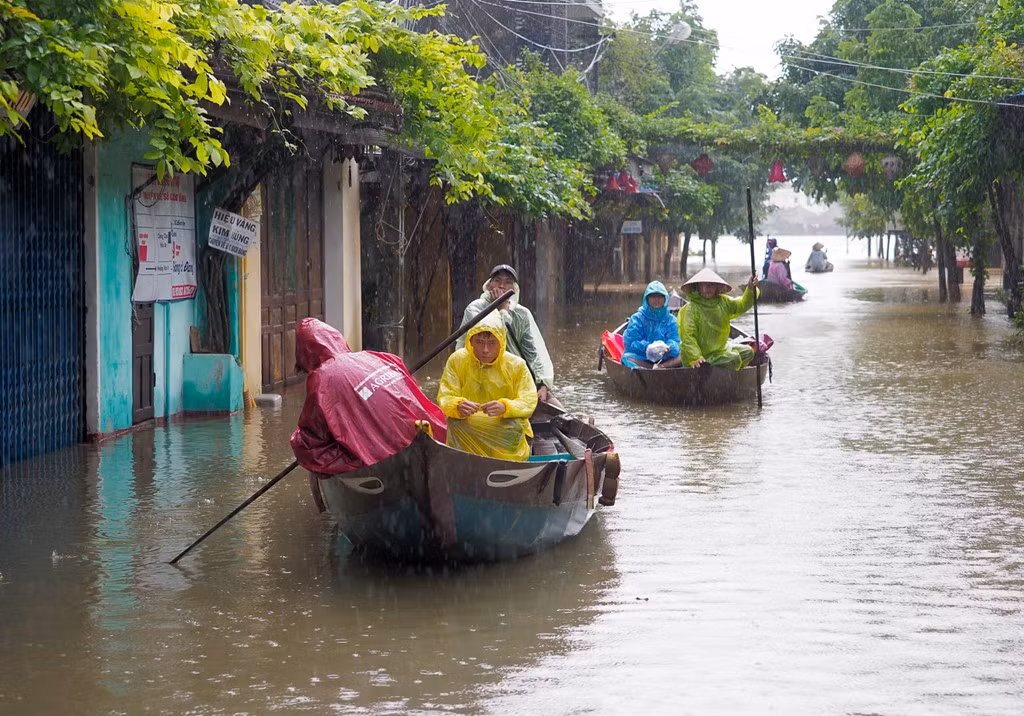 Dịch vụ chèo thuyền đưa người qua vùng ngập đối với du khách là 100.000 đồng/15 phút/người, còn dân địa phương là 10.000 đồng từ đầu đoạn ngập về nhà và ngược lại.