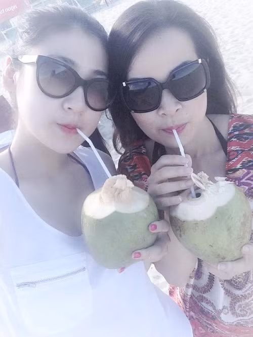 Nhìn hình ảnh này nhiều người cho rằng, Á hậu Tú Anh và mẹ như hai chị em.