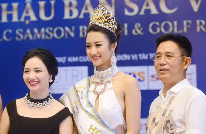 Hình ảnh bố mẹ của Hoa hậu Thu Ngân lên chia sẻ niềm vui với con gái khi đăng quang khiến nhiều người bất ngờ vì sự trẻ trung, xinh đẹp không thua kém con gái Hoa hậu.