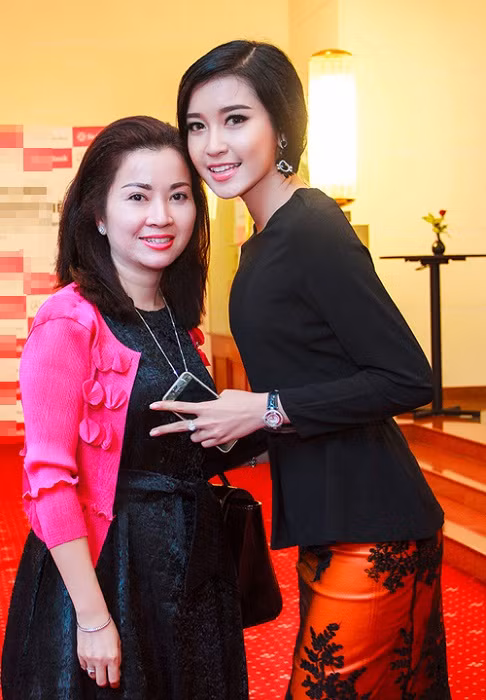 Bà Trần Lan Phương (sinh năm 1974) - mẹ của Á hậu Huyền My cũng khiến nhiều người ngỡ ngàng vì nhan sắc mặn mà, sành điệu.