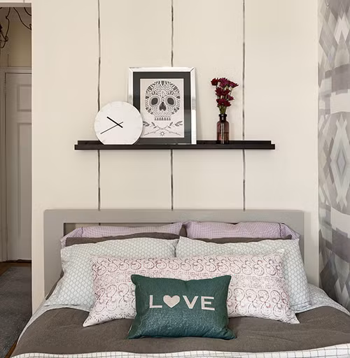 Bàn để cạnh giường được thay bằng giá đỡ trên đầu giường nhằm tiết kiệm và tối đa hóa không gian.