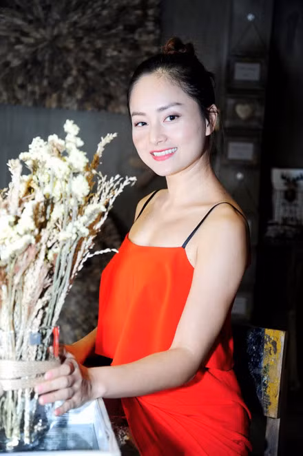 Lan Phương mới đi tập vở kịch mới về cũng vội chạy đến chúc mừng ngày khai trương của người bạn đồng nghiệp thân thiết Lê Hà.