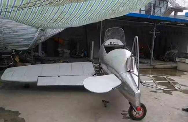 Một nông dân Trung Quốc đã dành cả năm trời thiết kế chiếc máy bay của riêng mình với chi phí 20.000 nhân dân tệ (khoảng 66 triệu đồng). Tuy nhiên vấn đề lớn nhất với chiếc máy bay này là chủ nhân của nó…không biết điều khiển.