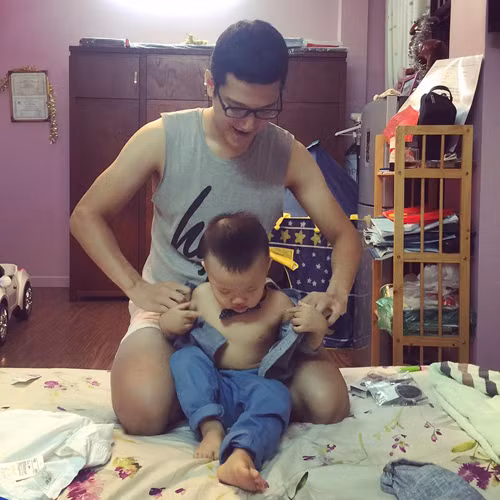 "Kết thúc ngày mệt nhoài, hạnh phúc là được về trong vòng tay gia đình, cùng bố mẹ, anh chị ăn bữa cơm, ngắm các bạn bé quậy tung nhà rồi tới lượt anh bạn nhỏ này rúc vào người đi ngủ".
