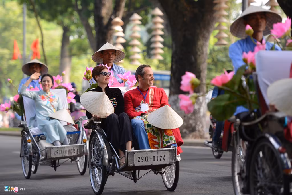 Nhà thiết kế Chula, người đã có nhiều năm gắn bó với thời trang nói chung và áo dài nói riêng của Việt Nam.