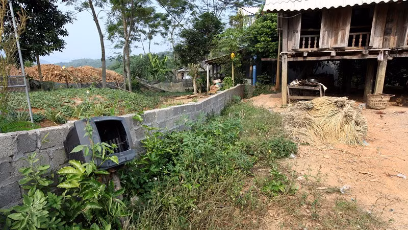 Người Mường ở Tân Sơn có cách gọi khác nhau, người thì gọi những chiếc vỏ tivi đặt trên chiếc cọc gỗ này là bàn thờ thổ công, người gọi là miếu thờ thiên địa nhưng đều có chung một ý nghĩa là nơi thờ cúng trời đất, tổ tiên.