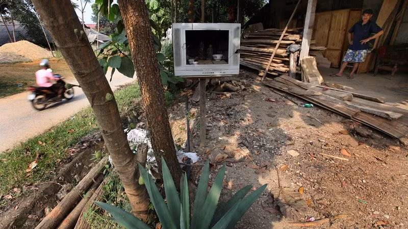 Chỉ cần một chiếc cọc cao trên dưới 1m cùng một vỏ tivi đã có được chiếc bàn thờ thổ công khá tươm tất.