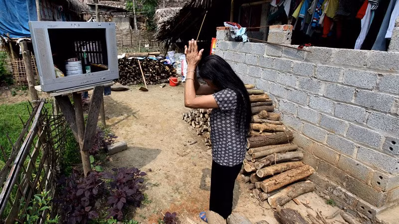 Bà Phùng Thị Chung ở xóm Nâu, xã Xuân Đài đều đặn thắp hương cúng ở bàn thờ thổ công trước sân nhà vào ngày rằm, mồng một hàng tháng.