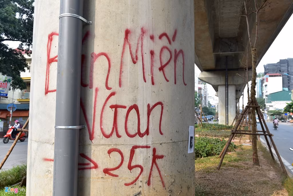 Một quán bún ngan đã phun sơn hàng chục cột trên con phố để quảng cáo.