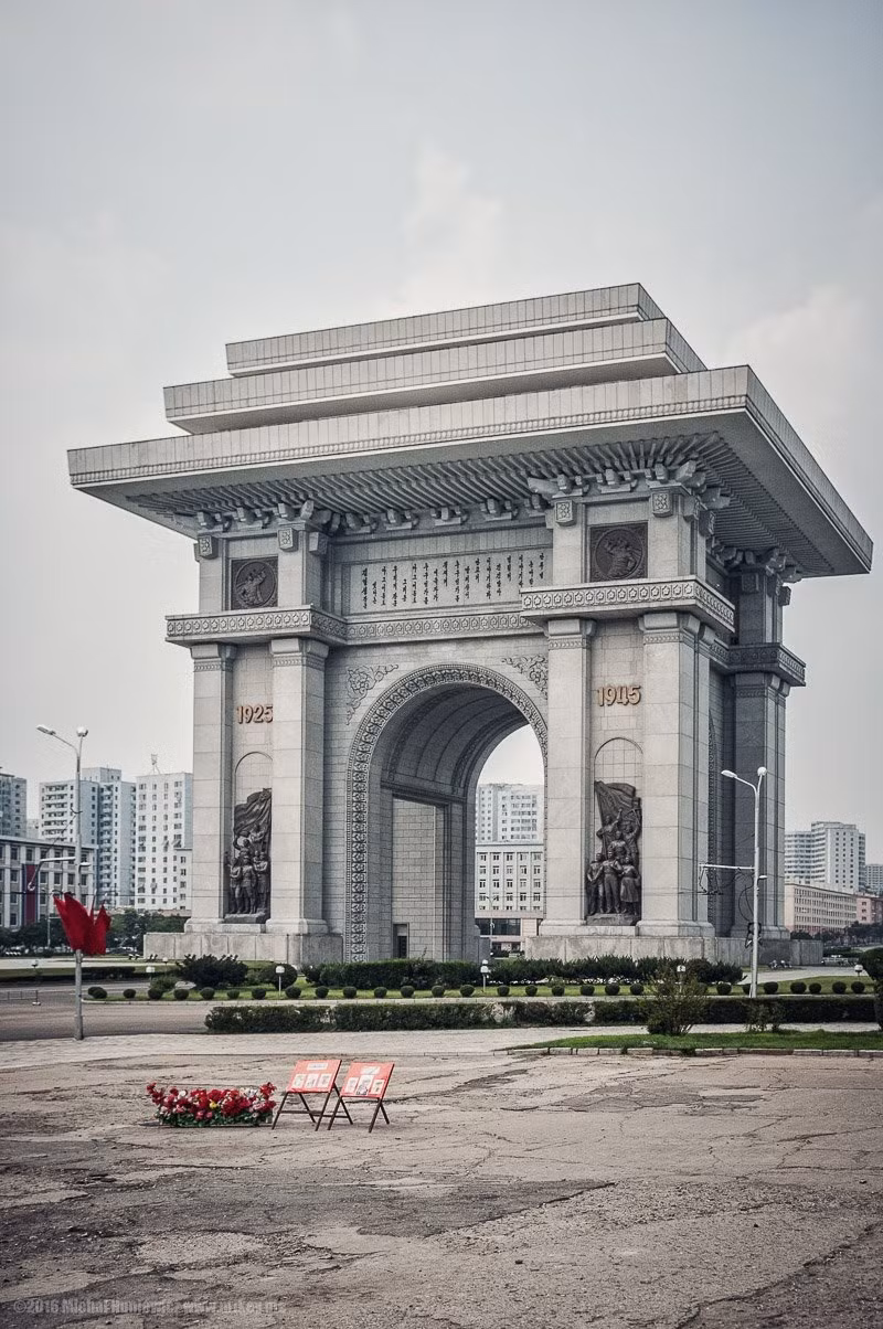 Khải hoàn môn kỷ niệm sự kiện Triều Tiên chống lại Nhật Bản năm 1925-1945. Đây cũng là công trình Khải hoàn môn cao thứ 2 thế giới.