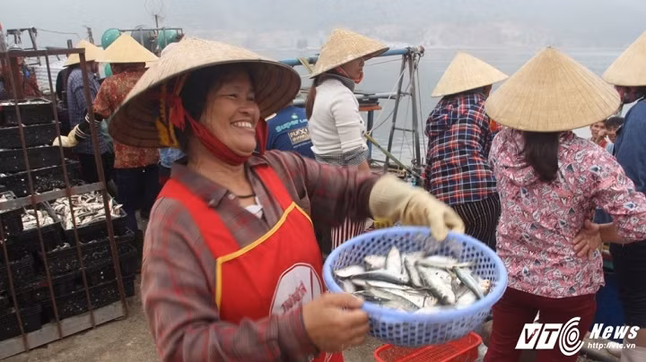 Nụ cười mãn nguyện của ngư dân sau khi trúng đậm "lộc biển" trong những ngày đầu năm vươn khơi. (Ảnh: Phan Hiếu)