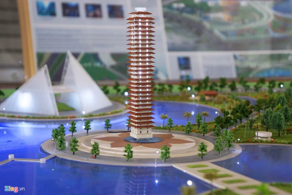 Nằm ở trung tâm công viên là công trình Tháp vọng cảnh (tháp vương vị), thờ các vị vua có nguồn gốc phát tích ở Thanh Hóa. Tháp cao 33 tầng (106 m, chưa kể bông sen bằng pha lê ở đỉnh tháp), tổng diện tích sàn 15.000 m2, có sức chứa 3.000 – 5.000 người cùng lúc. Giao thông trong tháp là thang máy siêu tốc. Theo thuyết minh, kiến trúc tháp là biểu tượng truyền tải khát vọng của con người đến với trời xanh.
