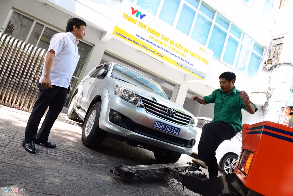 Sau 10 phút không thấy người có trách nhiệm với chiếc xe biển xanh hiện diện, ông Hải cho kéo ôtô về nơi giữ phương tiện vi phạm.