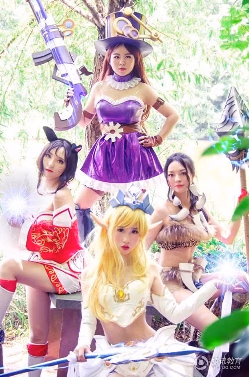 Những hình ảnh kỷ yếu độc lạ theo phong cách cosplay gợi cảm của nhóm nữ sinh trường Y được đăng tải đã thu hút nhiều sự chú ý của dân mạng. Nhiều người cho rằng, màn cosplay này thực sự sáng tạo, góp một làn gió mới vào trào lưu chụp ảnh kỷ yếu của giới trẻ.