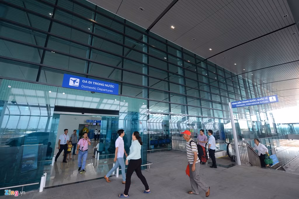 Hiện nay, Cảng hàng không Cát Bi khai thác chủ yếu các đường bay nội địa. Theo quy hoạch mạng cảng hàng không, sân bay được Thủ tướng Chính phủ phê duyệt, Cát Bi được xác định là Cảng hàng không quốc tế trong giai đoạn từ năm 2015 định hướng đến năm 2025.