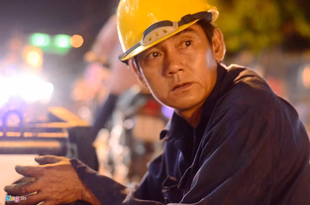 Ông Lê Tấn Trọng (49 tuổi) làm công nhân vệ sinh cống ngầm đã được hơn 20 năm. "Công việc vất vả nhưng thu nhập cũng chỉ đủ trang trải cuộc sống qua ngày", ông tâm sự.