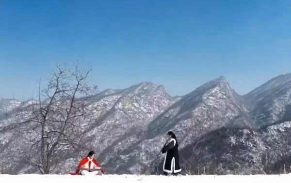 Bố Tiểu Nghệ Mặc là truyền nhân đời thứ mười ba, phái Tùng Khê của Võ Đang.