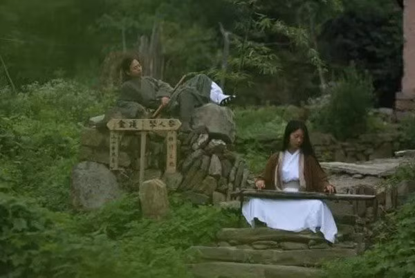 Chồng luyện võ, vợ đánh đàn hoặc đôi khi là cầm tiêu song tấu. Cuộc sống tiêu dao tự tại thơ mộng như thần tiên chốn nhân gian.